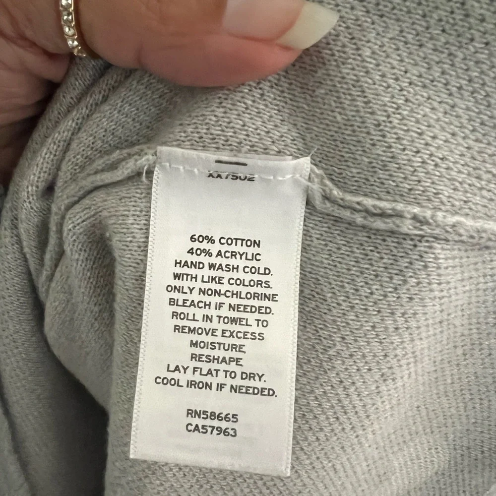 Nordstrom Rack V neck crew neck sweater✨
